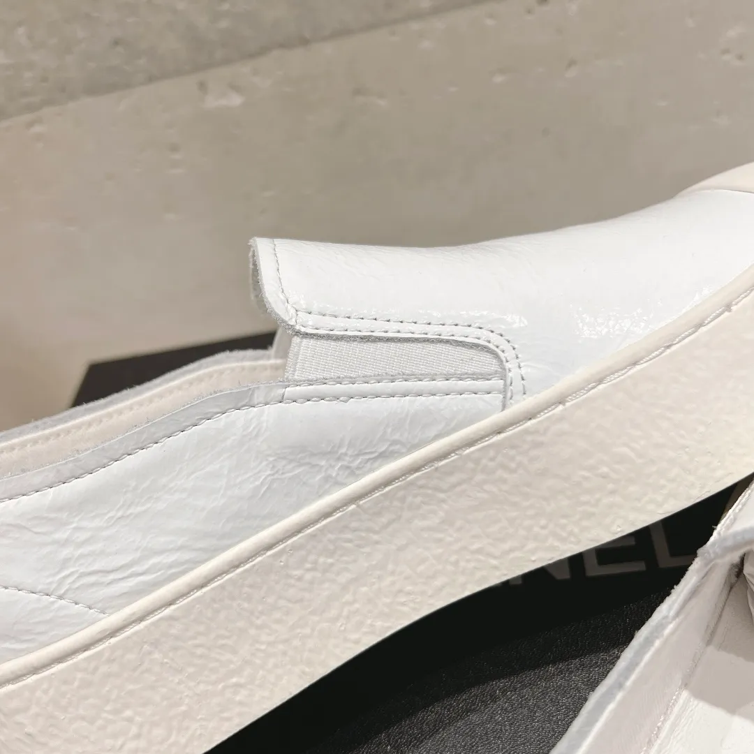 👟👟Ex-factory price 440👟👟 Top version Chanel Chanel 24 latest model full leather panda color white shoes casual sports shoes skateboard shoes original purchase and development production Xiaoxiang C Home Another super popular item in the counter, loved by Internet celebrity bloggers and sisters, and various praises on social platforms. It is very popular, has a high texture, is breathable and super spring and summer. Seeing this issue always arouses the inner desire of girls for fashion. The latest suede material, classic black and white color, full of fashionable feeling on the feet, easy to care for. Fabric: Original customized imported cowhide material. Lining: Customized soft sheepskin lining. Sole: Original molded TPU non-slip outsole. Bottom thickness: 2.5CM. Size: Women's size 35-40 (custom-made sizes 40 are non-refundable)
